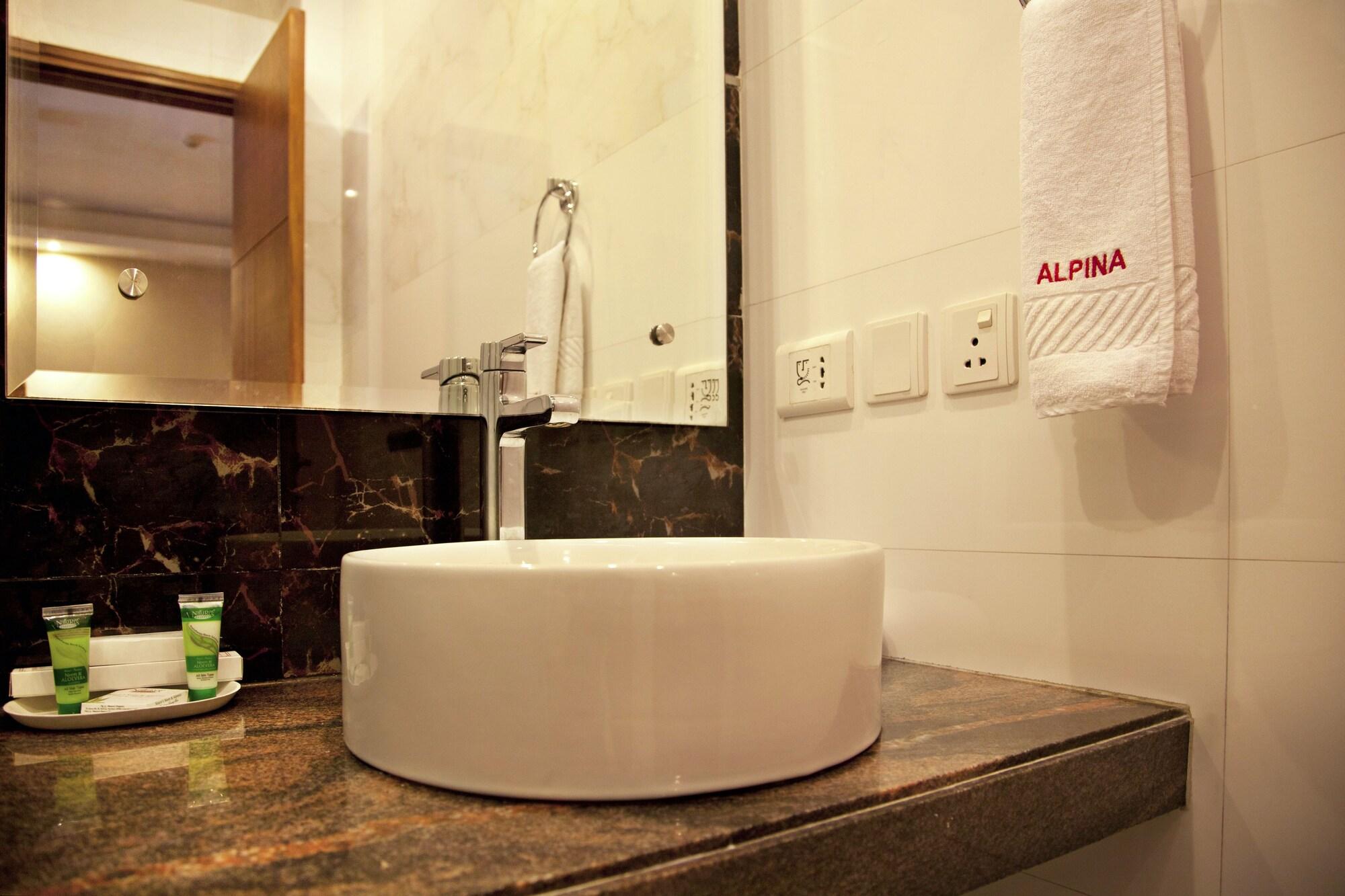 Alpina Hotels & Suites New Delhi Bagian luar foto