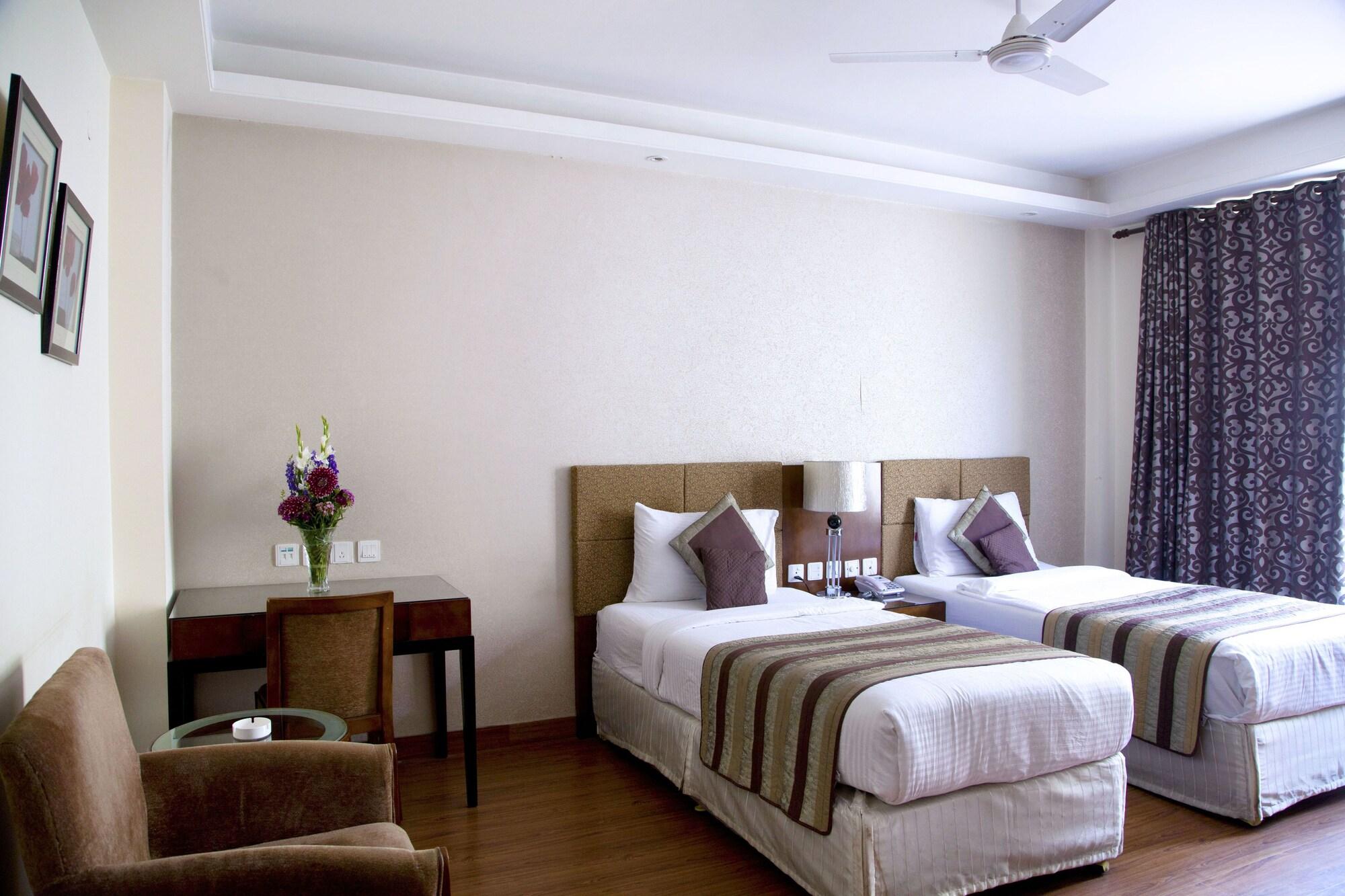 Alpina Hotels & Suites New Delhi Bagian luar foto