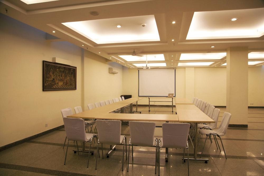 Alpina Hotels & Suites New Delhi Bagian luar foto