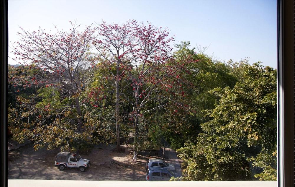 Alpina Hotels & Suites New Delhi Bagian luar foto
