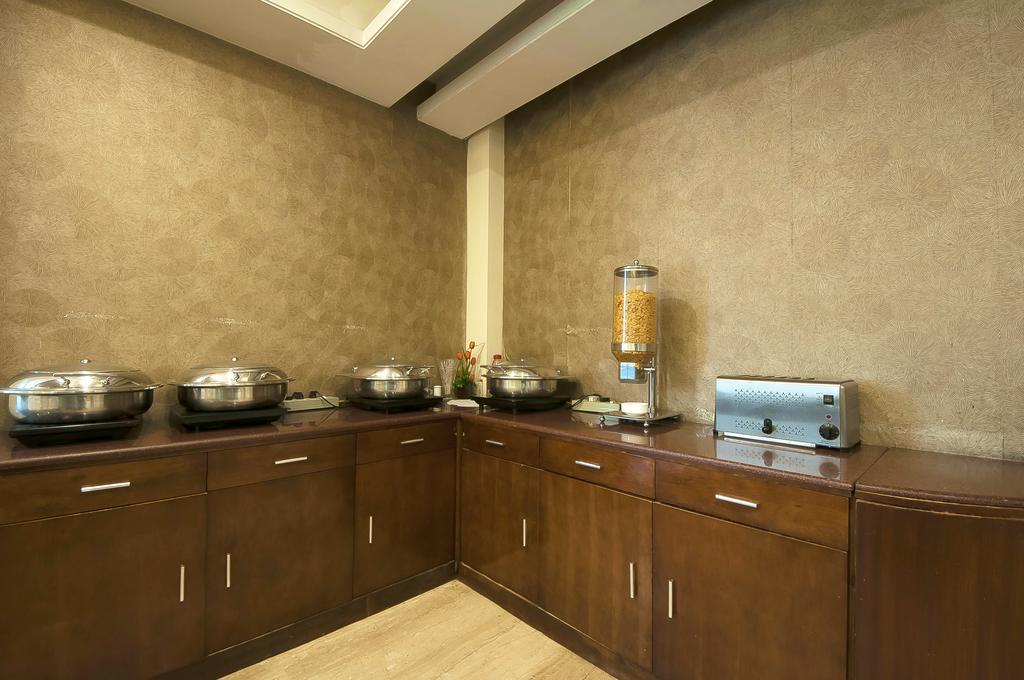 Alpina Hotels & Suites New Delhi Bagian luar foto