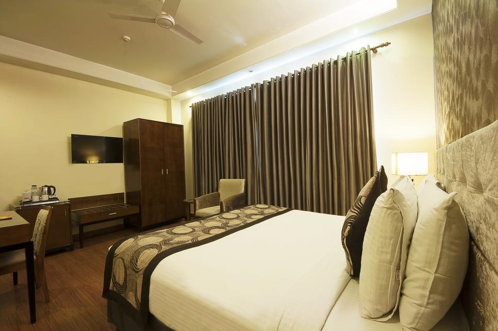 Alpina Hotels & Suites New Delhi Bagian luar foto