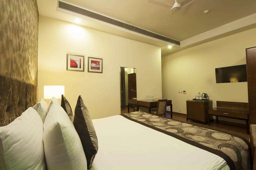 Alpina Hotels & Suites New Delhi Bagian luar foto