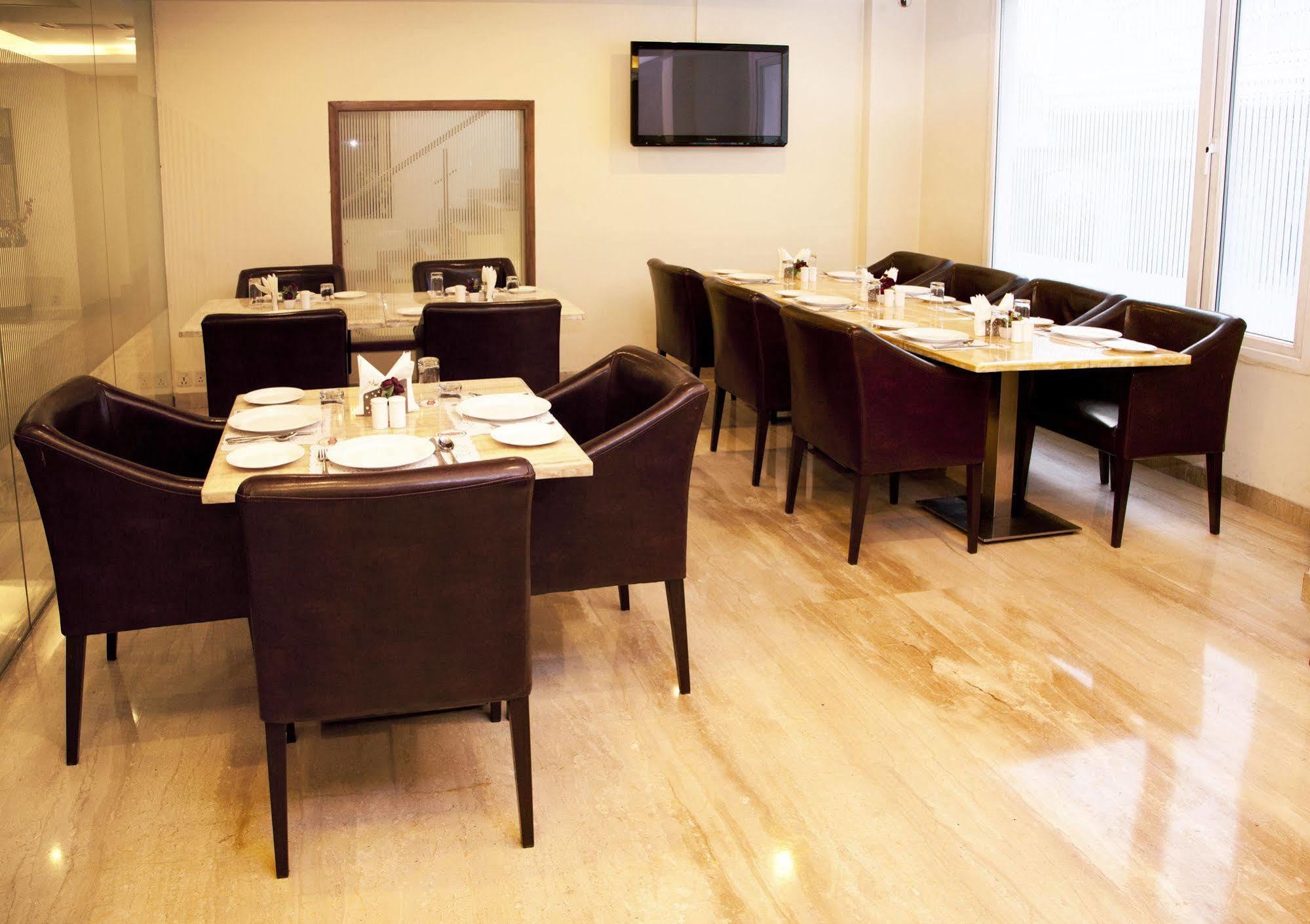 Alpina Hotels & Suites New Delhi Bagian luar foto