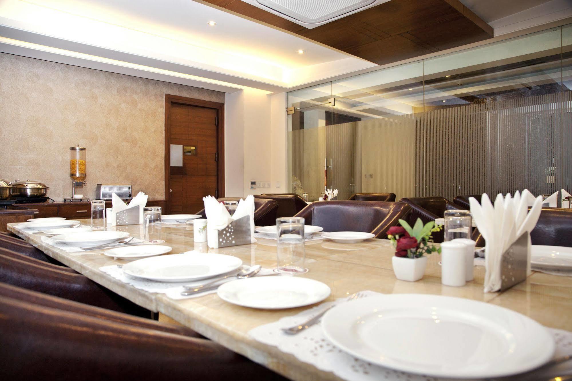Alpina Hotels & Suites New Delhi Bagian luar foto