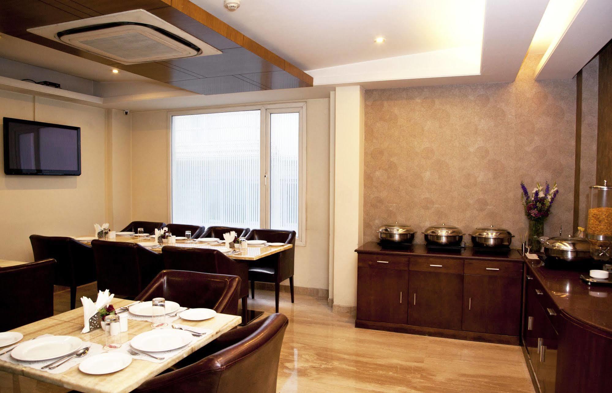 Alpina Hotels & Suites New Delhi Bagian luar foto