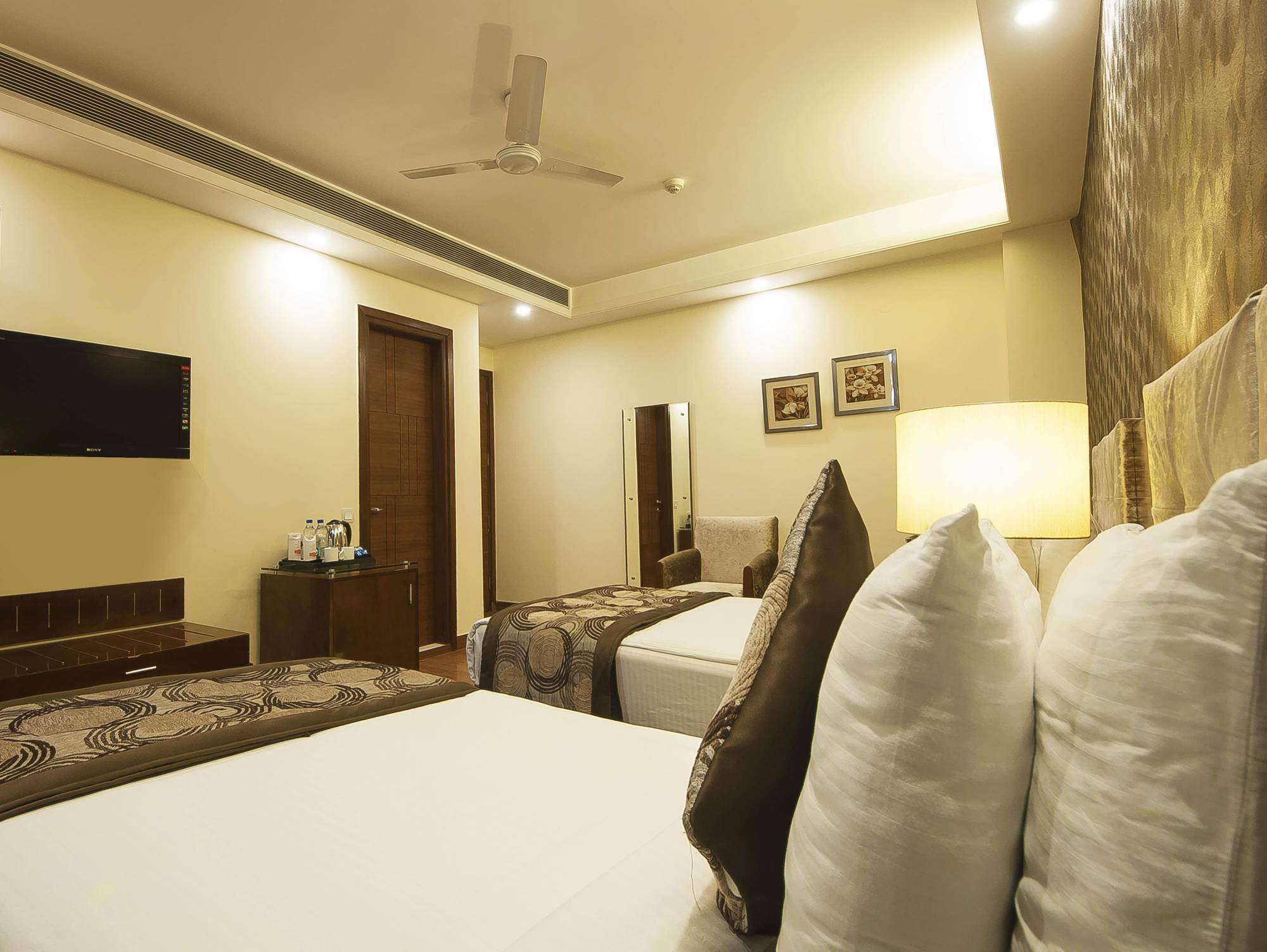 Alpina Hotels & Suites New Delhi Bagian luar foto