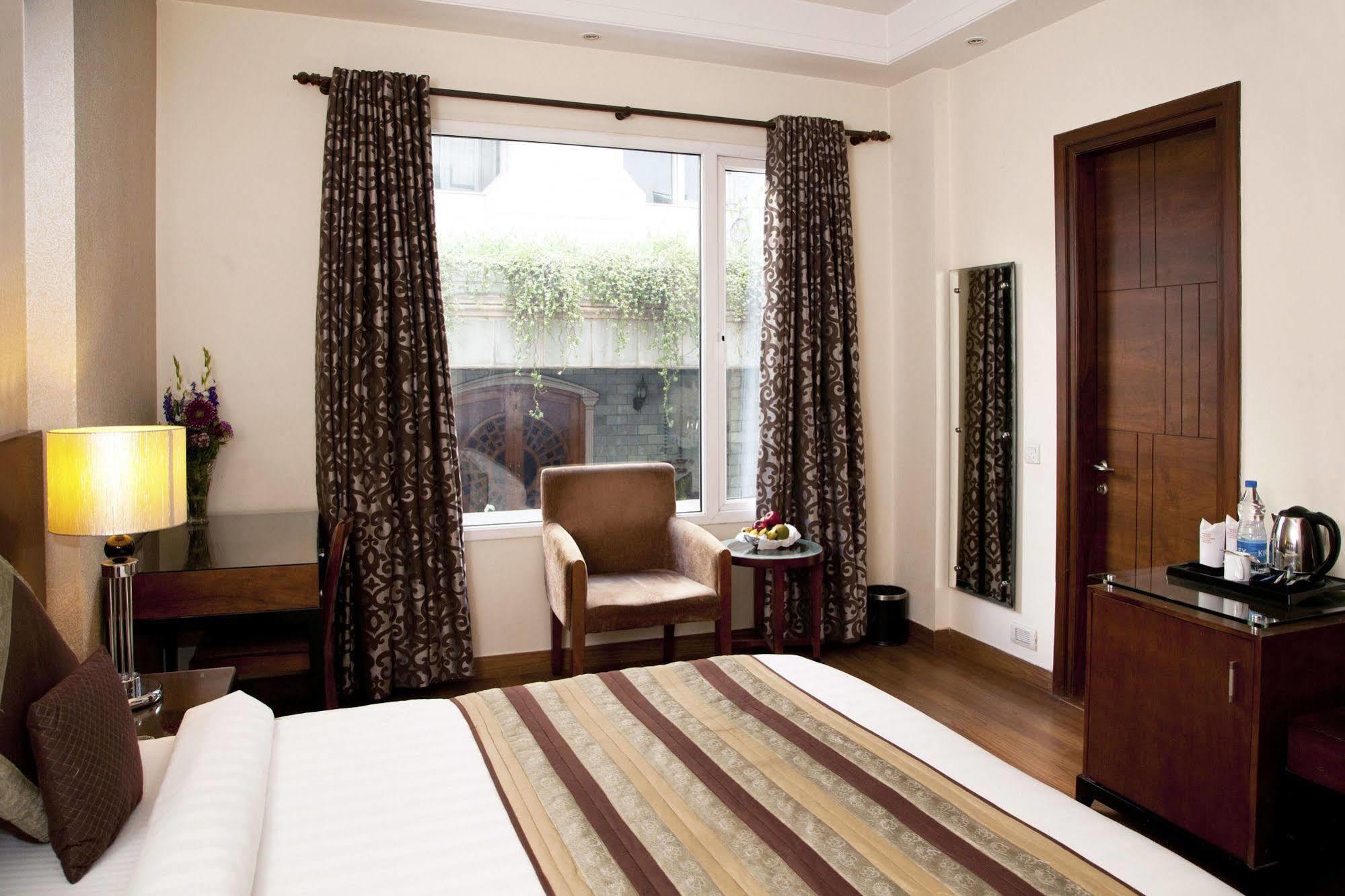 Alpina Hotels & Suites New Delhi Bagian luar foto