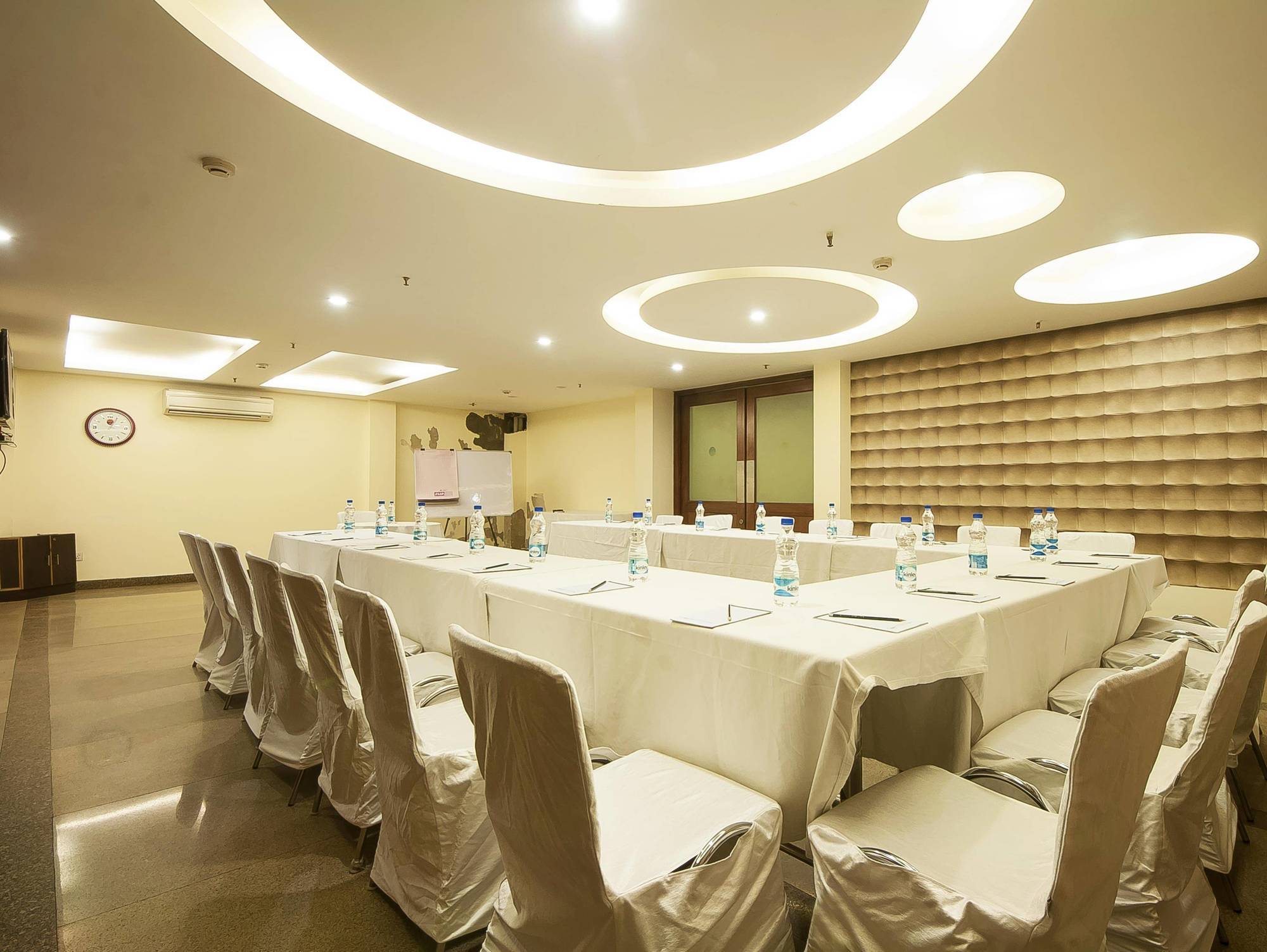 Alpina Hotels & Suites New Delhi Bagian luar foto