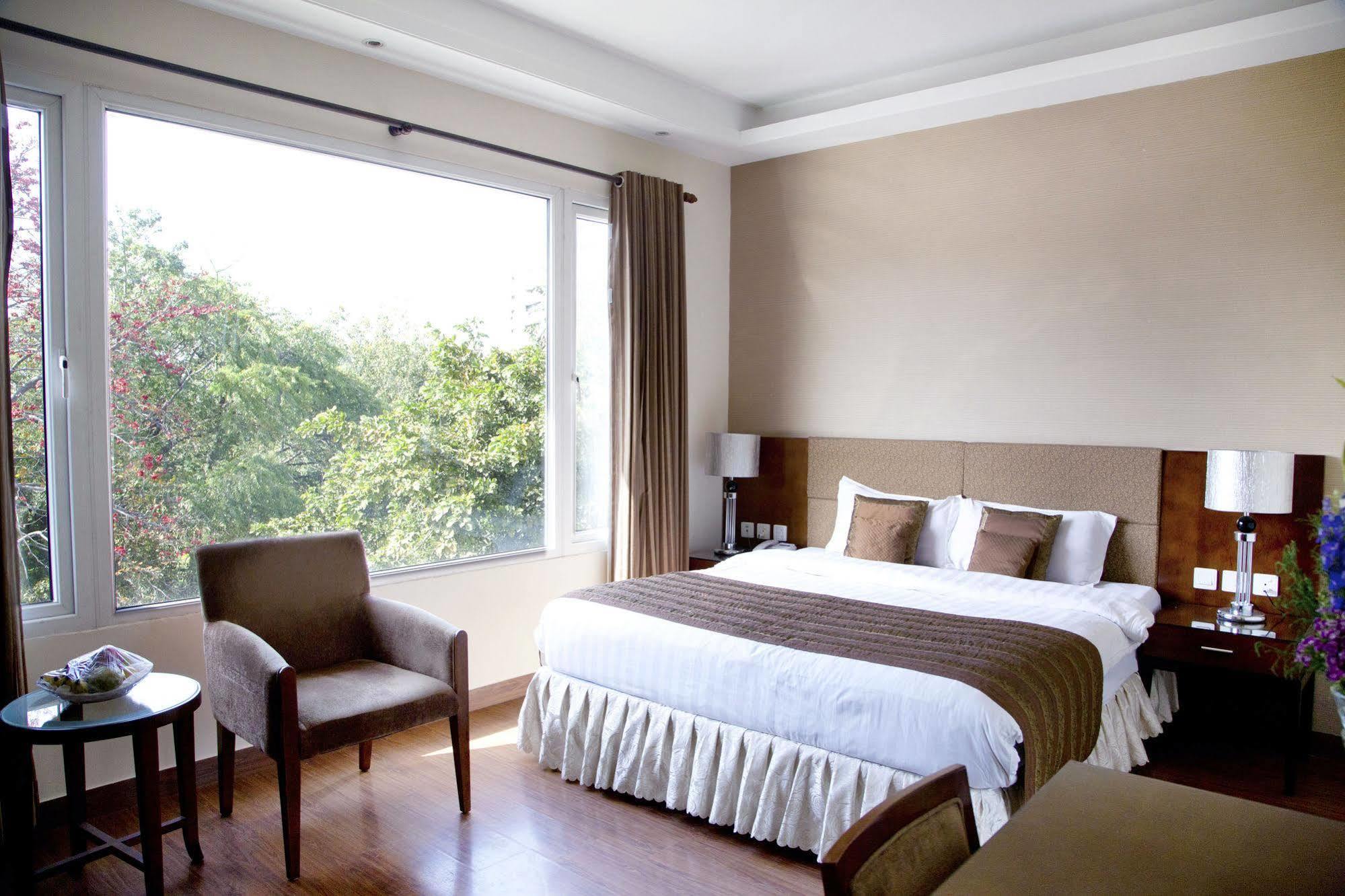Alpina Hotels & Suites New Delhi Bagian luar foto