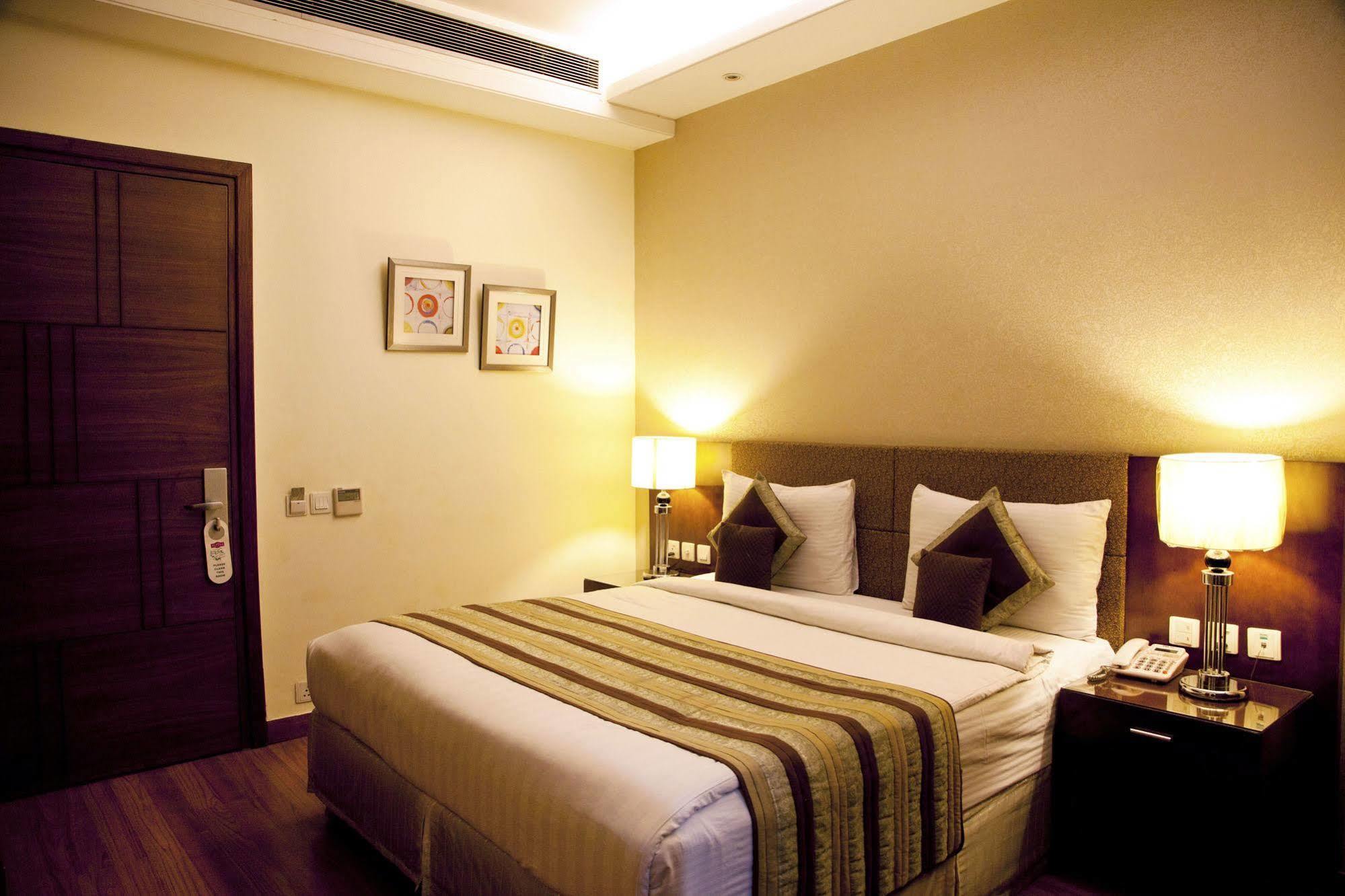 Alpina Hotels & Suites New Delhi Bagian luar foto