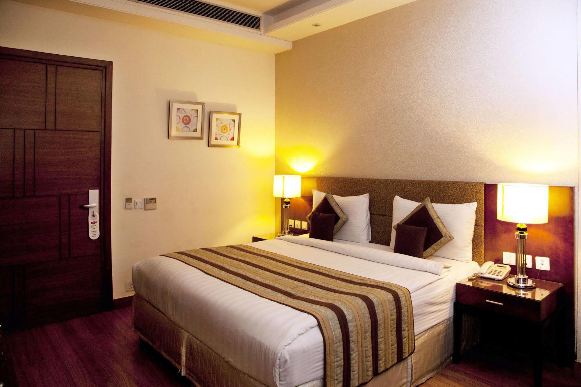 Alpina Hotels & Suites New Delhi Bagian luar foto