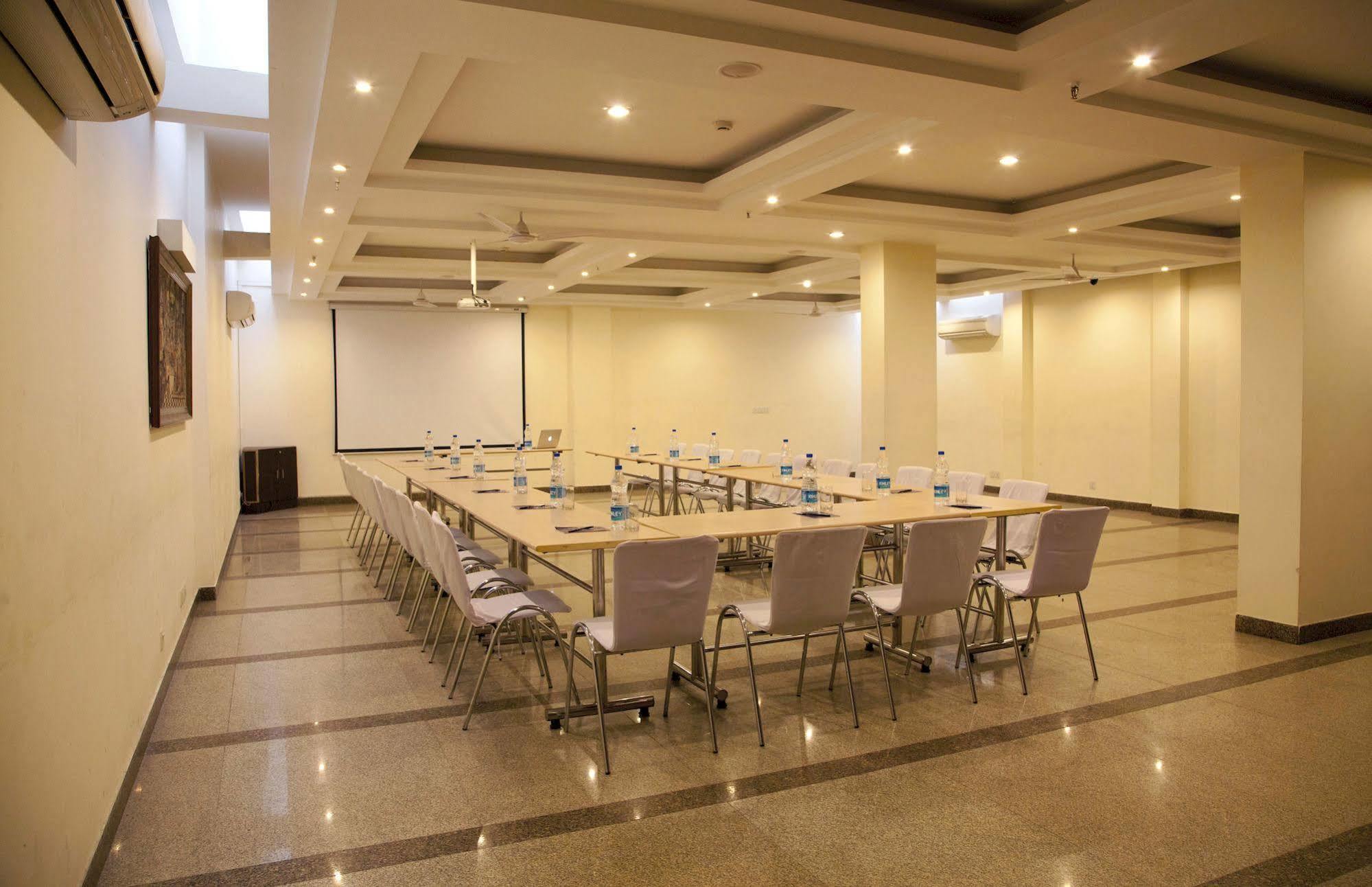 Alpina Hotels & Suites New Delhi Bagian luar foto
